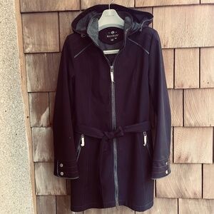 Novelti Black Windbreaker with Hood and Belt